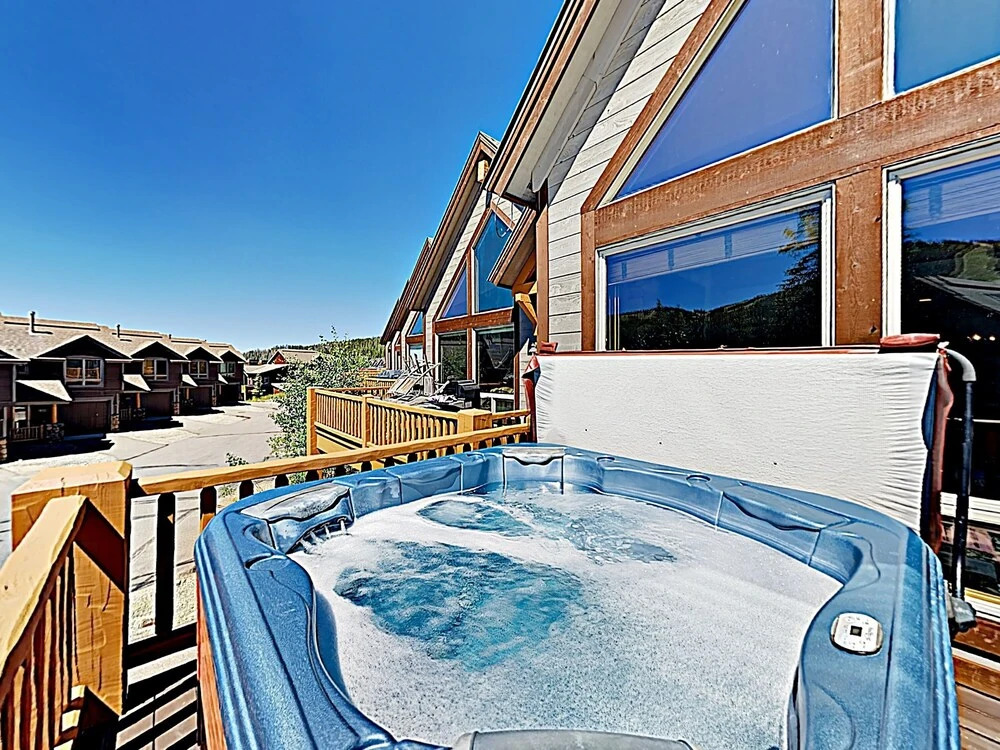 New Listing! Upscale W/ Private Hot Tub 5 Bedroom Townhouse