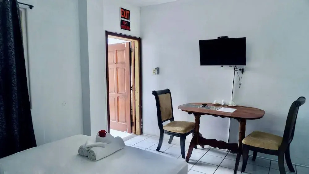 Sea Belize Relaxing Studio w Sea View Pool & Overwater Deck Near Airport, 1st FL
