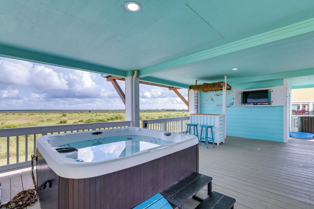Walk to Beach: Home w/ Hot Tub & Deck in Gilchrist