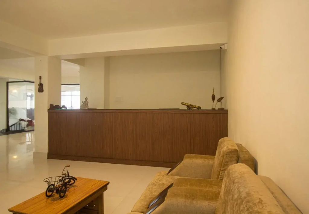 Taktse Continental by OYO Rooms