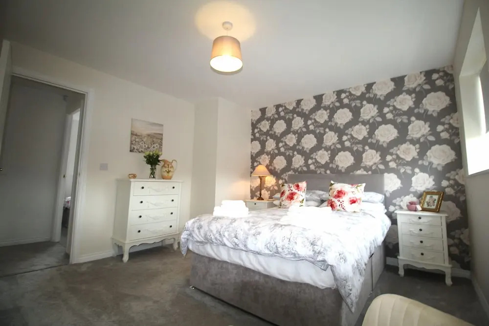 2 Bed House - Large Garden - Pet Friendly