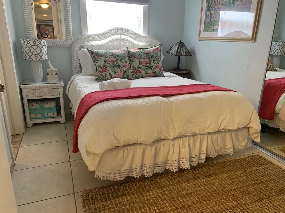 The Secret Garden - The Cottage Near Beach, Shops, Restaurants, Pet Friendly, Close to Lucerne Ave!
