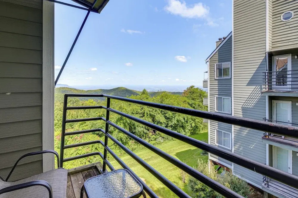 Gatlinburg Condo w/ Balcony: 4 Mi to Downtown!, Gatlinburg