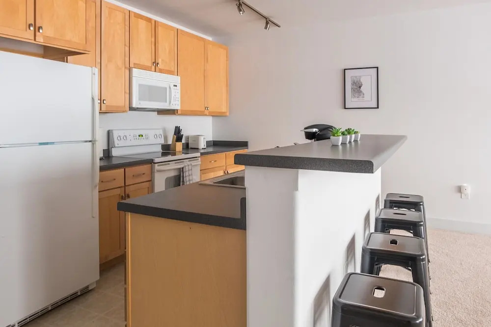 East Ward 2 BR Apt with WiFi by Frontdesk