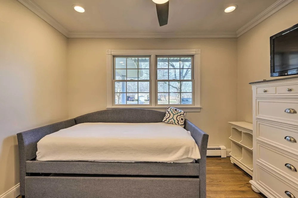 Mattituck Home w/ Fireplaces - Near Wineries
