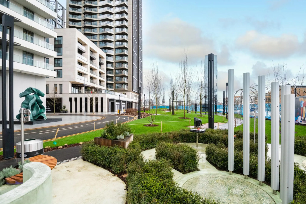 Deluxe two Bedroom Apartment in London s Canary Wharf