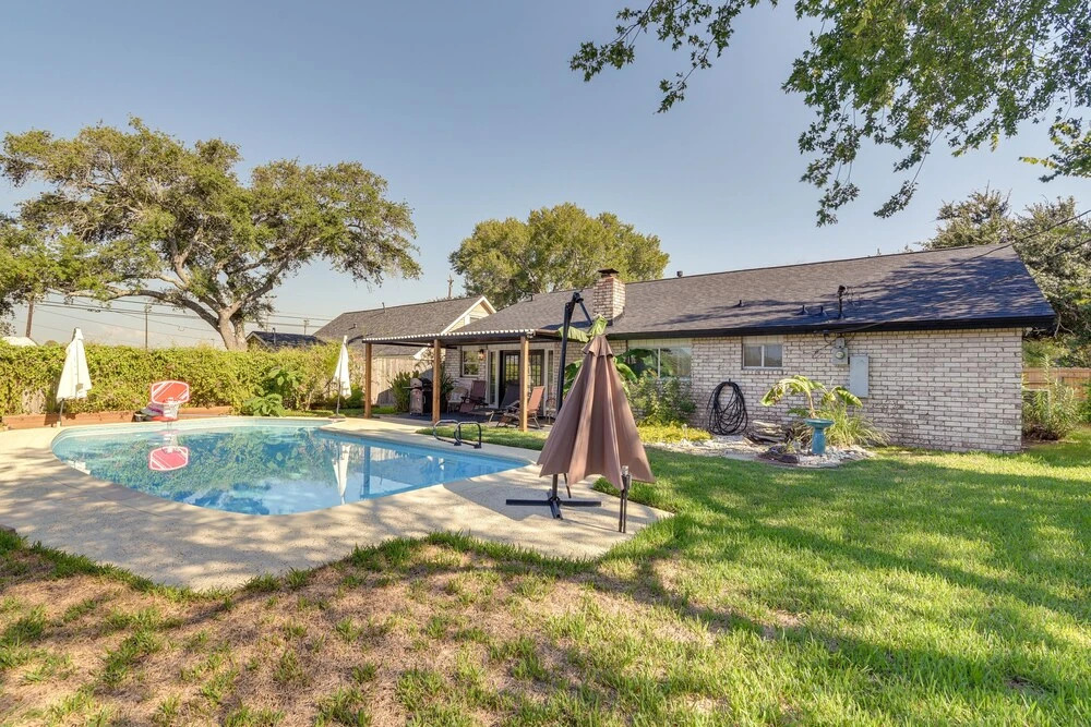 Central Seabrook Home: Pool ~ 2 Mi to Nasa Center!