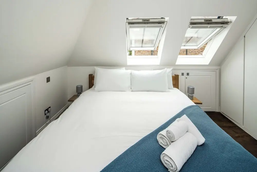 Sleek and Stylish 1BD Apt w/ Balcony, Hammersmith