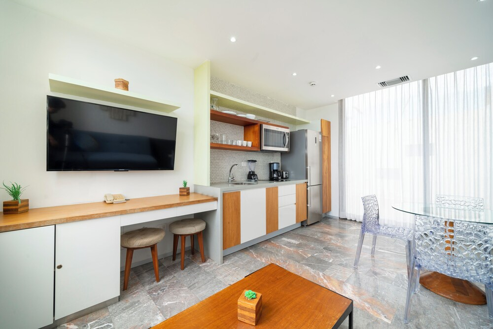 2 BR Condo - Rooftop w Ocean View Joya 3