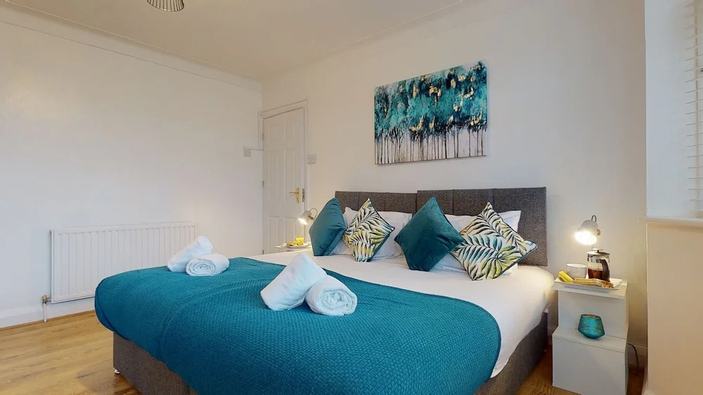 Charming 5-bed House in Romford