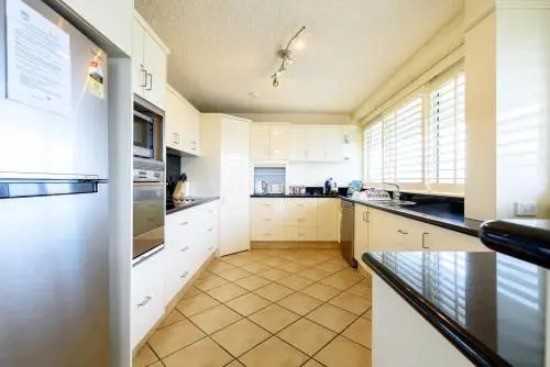 Main Beach Waterfront Apartment