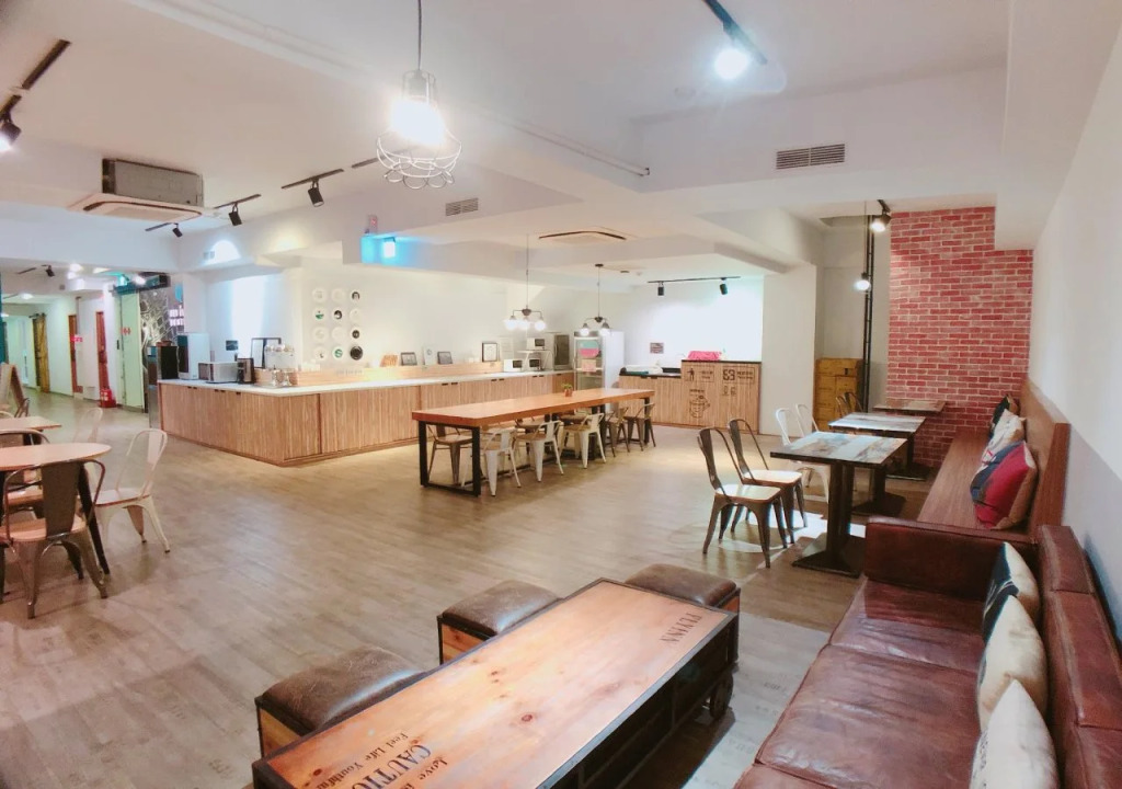 Flyinn Hostel