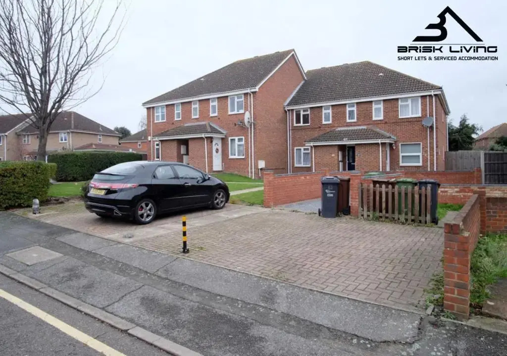 Modern & Bright One BR Flat For Couples & Professionals with Free Parking By Brisk Livings Dagenham