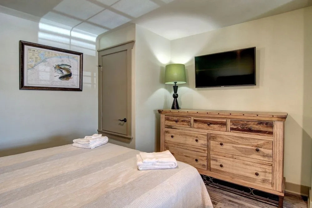 Flat's AB - 5 Br Cottage