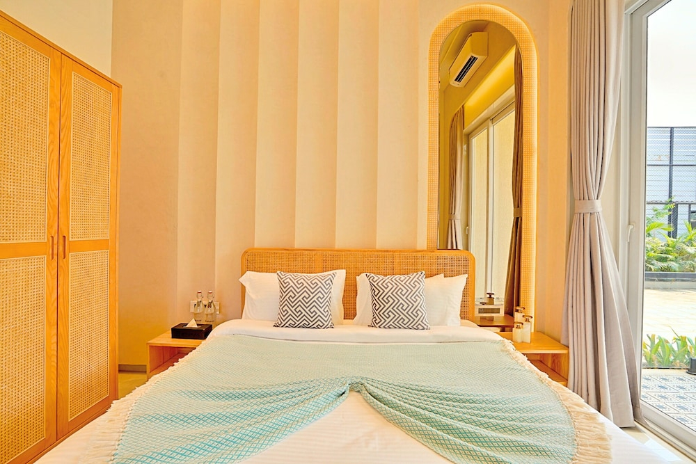 ELIVAAS Meraki Luxe 6BHK Glass Villa