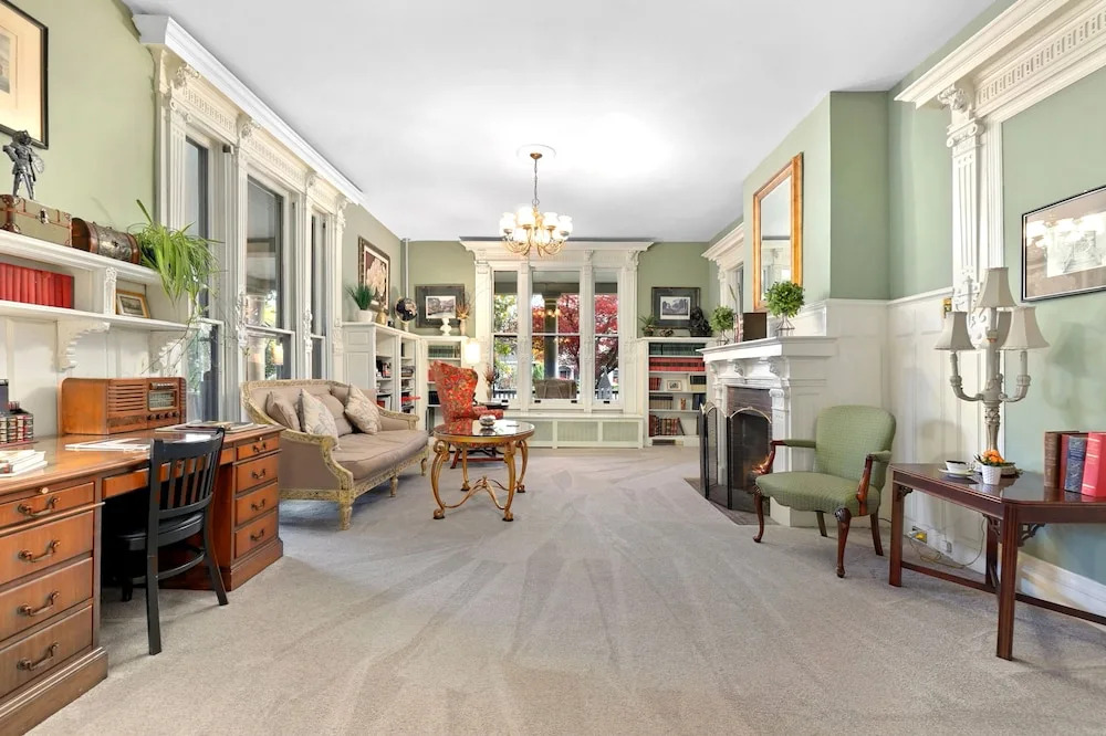 DeBary Inn