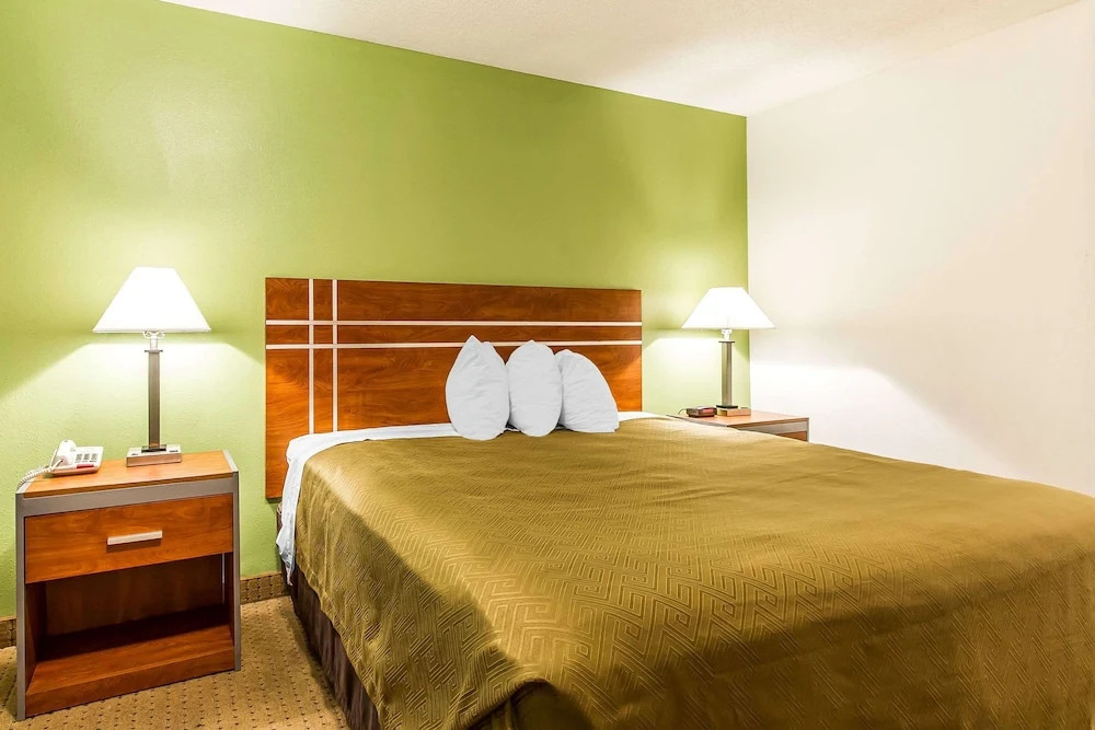 Econo Lodge Inn & Suites Pekin - Peoria Area