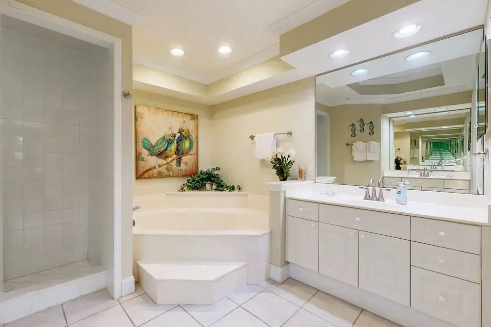 Spacious Condo With Pool, hot tub and Private Washer/dryer