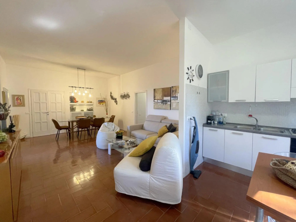 Apartment o the ground floor in villa with big garden, mt. 30 far from the sea. 3 bedrooms. Parking.-AS 11