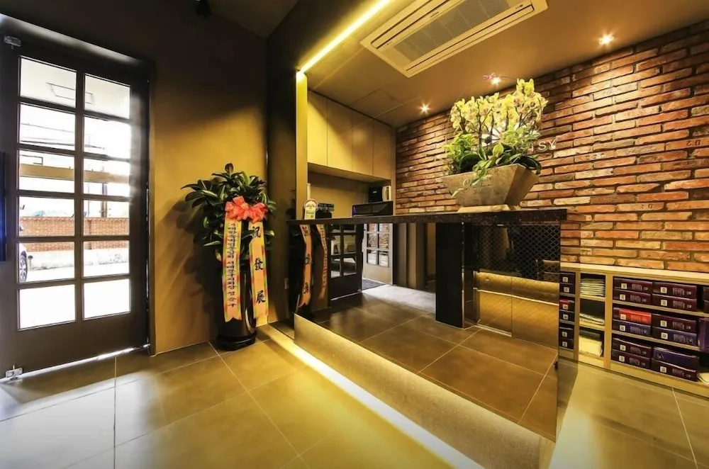 Sinchon Local Friends Hotel