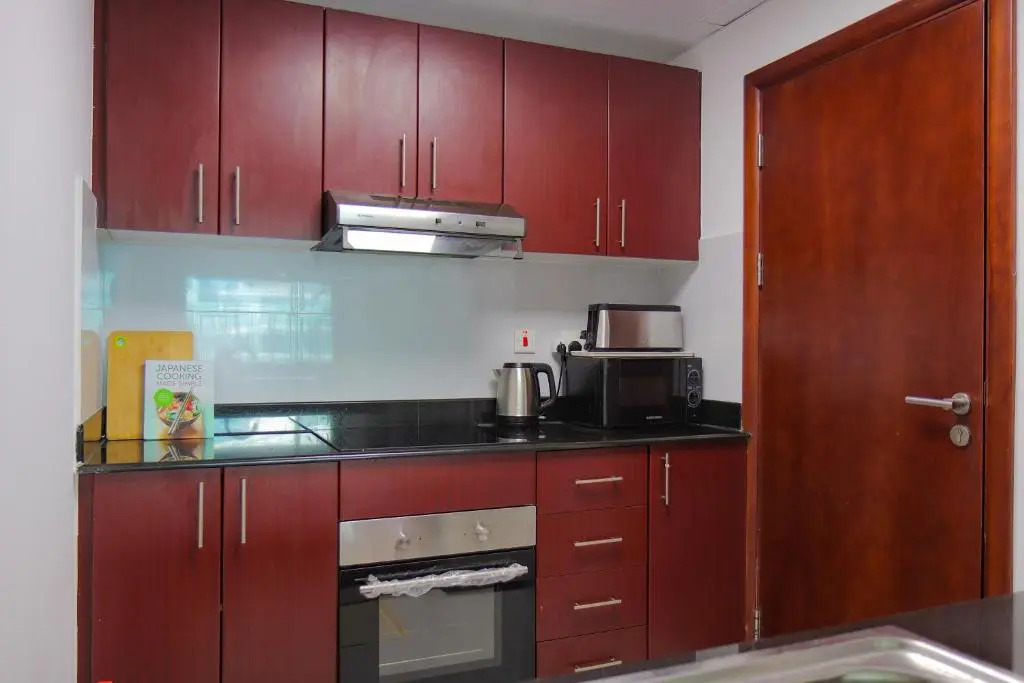 Signature Holiday Homes - Newly Furnished 1 BHK in Time Place Tower, Dubai Marina
