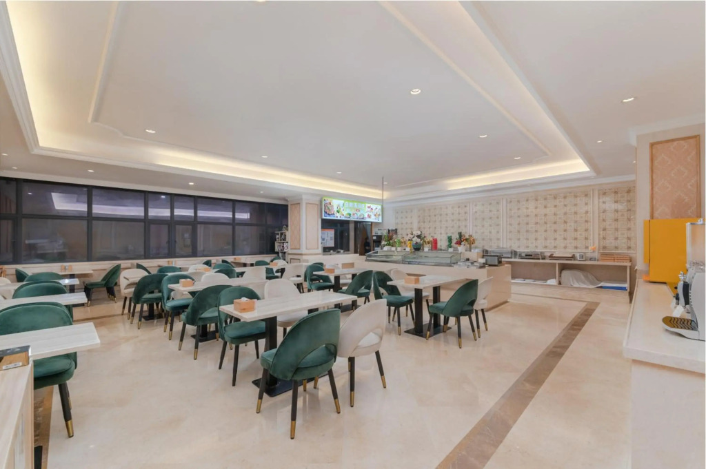 Vienna Hotel Shenzhen (FuYong metro station branch)