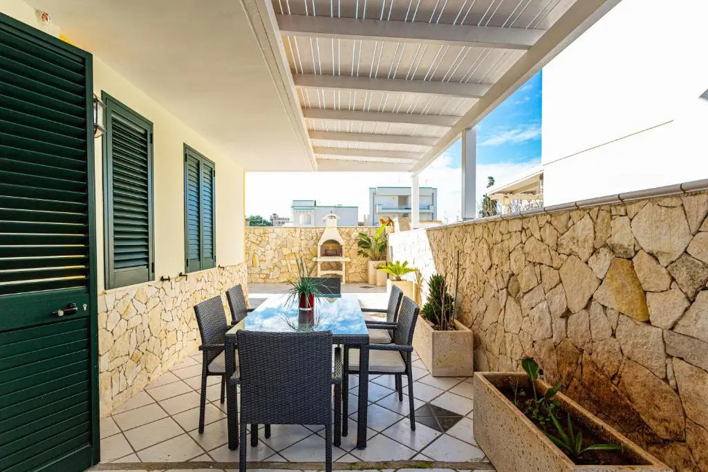 Appartamento climatizzato con patio esterno privato a 150m dal mare