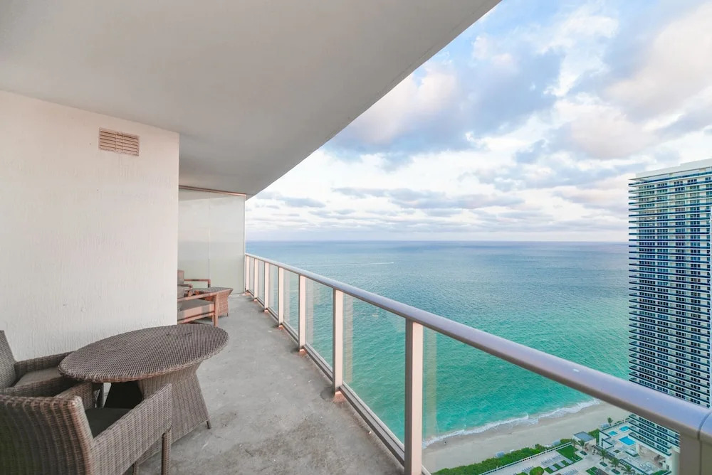 Luxury Condo wOcean Views close to Beach