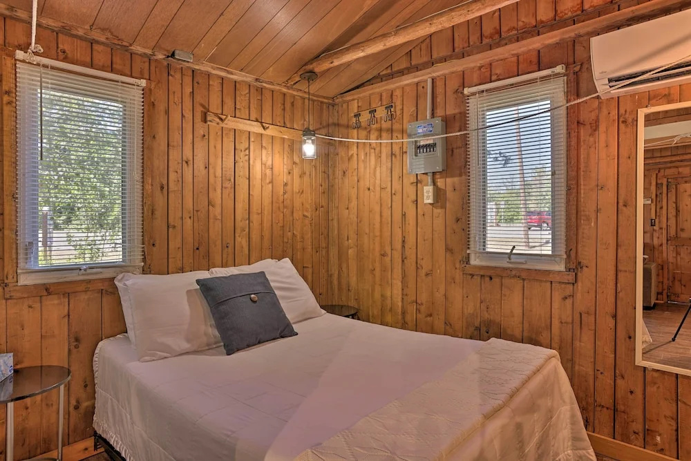 Steps to Beach! Dog-friendly Suttons Bay Cottage