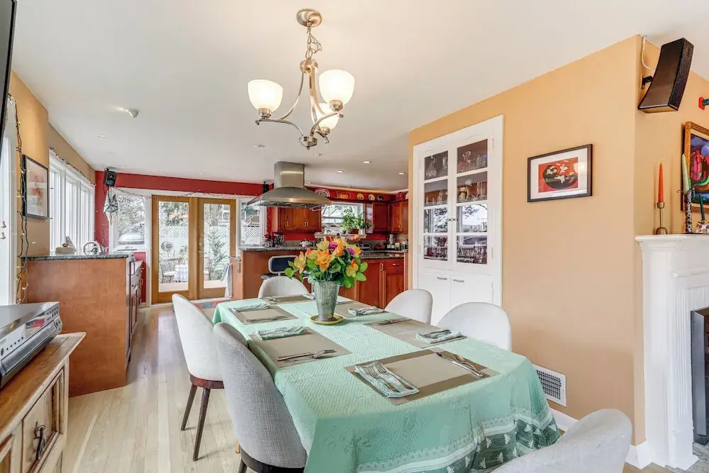 6 Mi to Dtwn Seattle: Walkable Home w/ Hot Tub