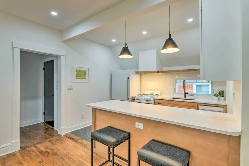Oak Park Home w/ Grill - 5 Mi to Garfield Park!