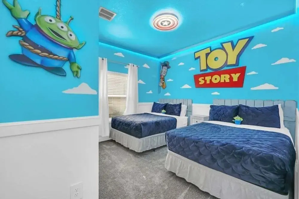 Luxury, Luxury, Luxury Pool Home! 5 Bedroom Townhouse