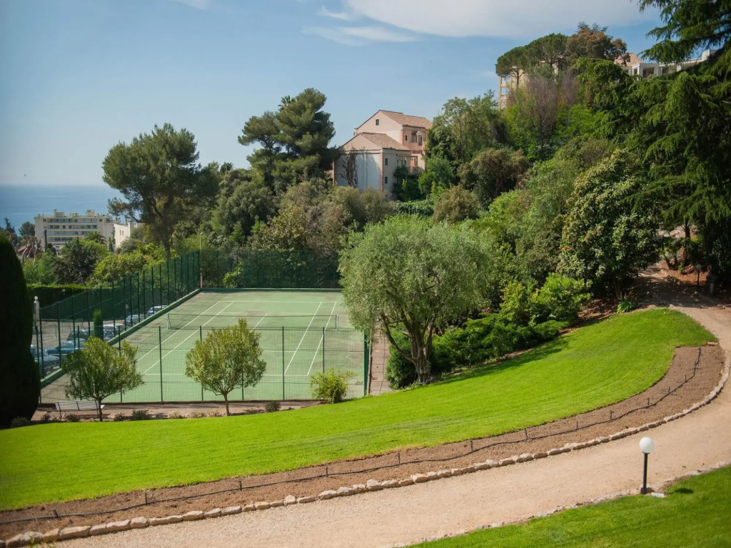 Scenic apartment in Cannes with private terrace