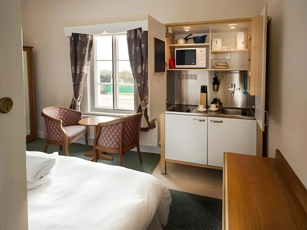 Albert and Victoria Hotel