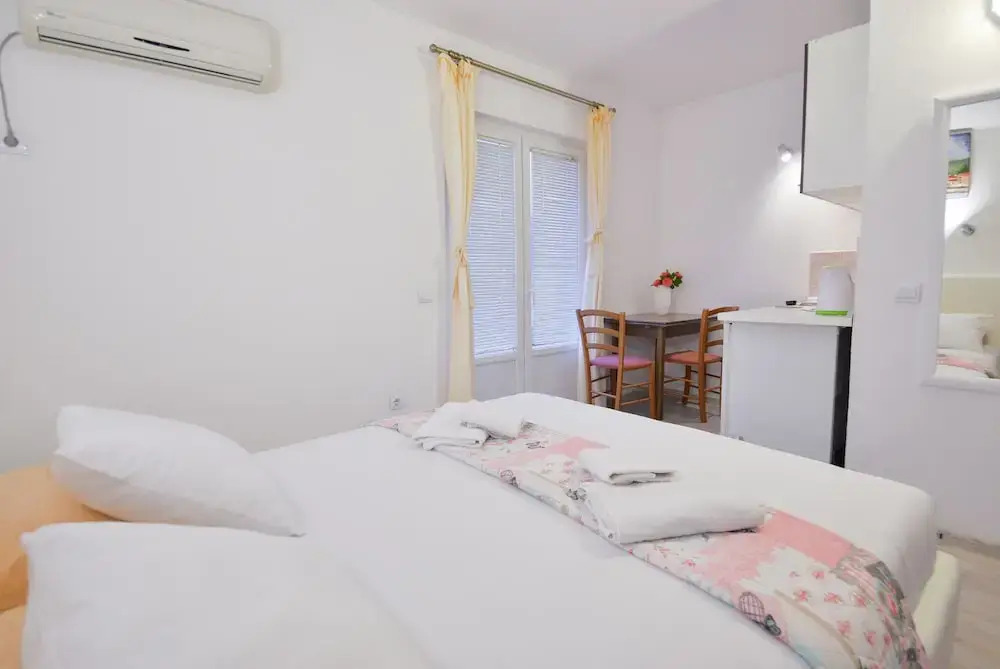 Guesthouse Apartments Čenić