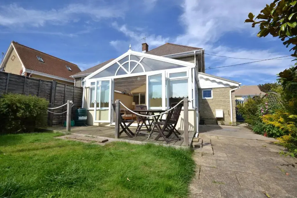4 Brooks Close