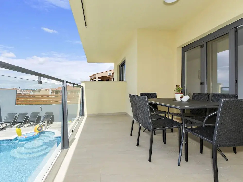 Modern Apartment in Newly Built House with Pool And Seview, 150m From the Beach