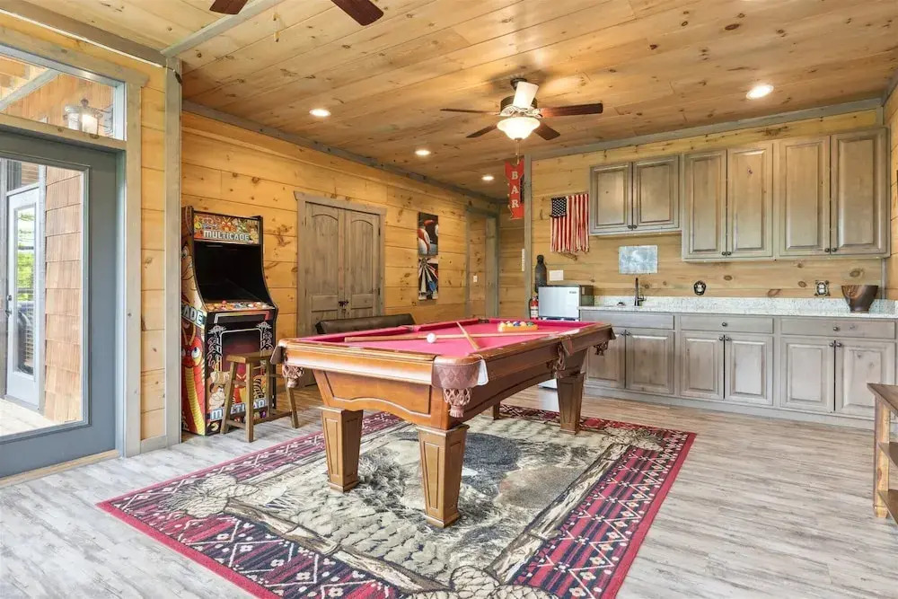 Gorgeous Cabin w Hot Tub Firepit Gameroom