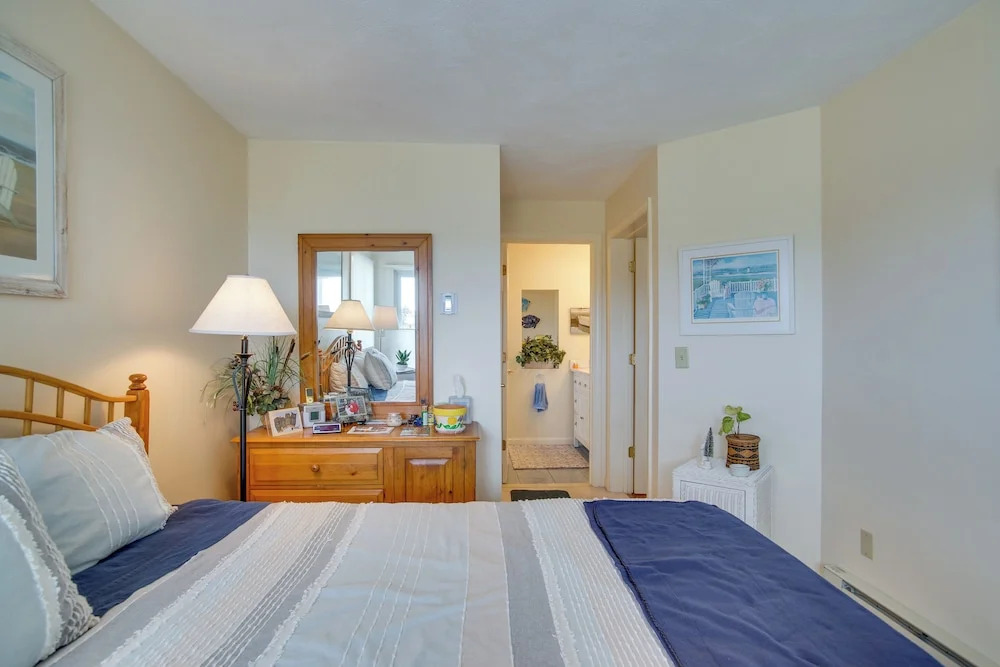 Breezy Oak Bluffs Condo - Steps to Inkwell Beach!