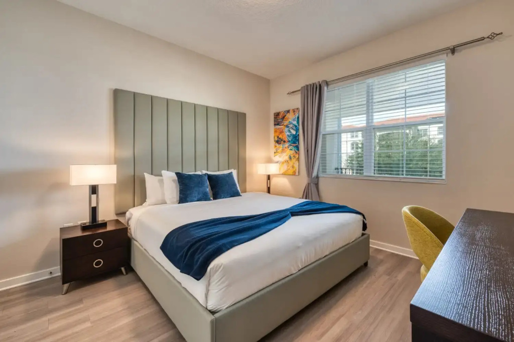 Comfortable home with balcony near Universal Parks