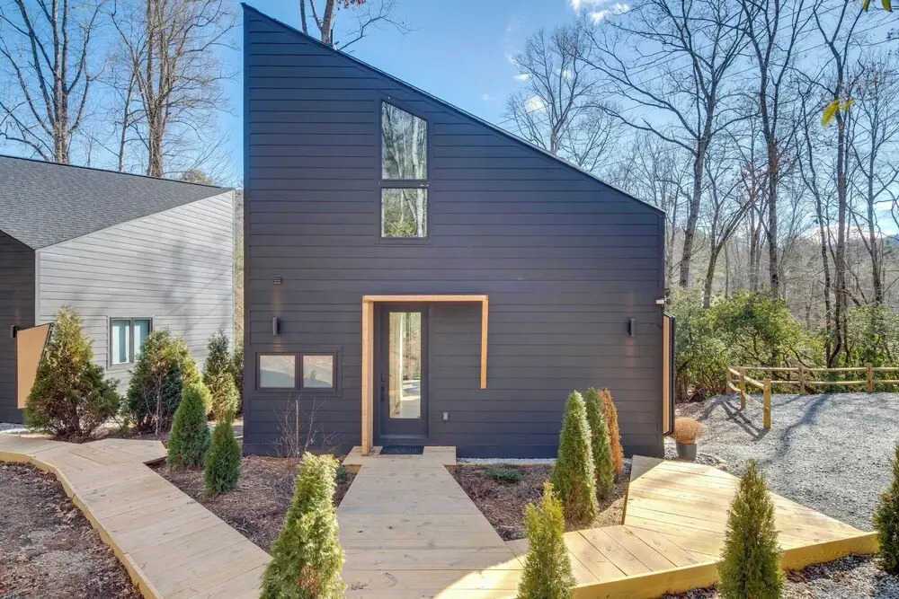4 Mi to Downtown Brevard: Sleek Cabin w/ Deck