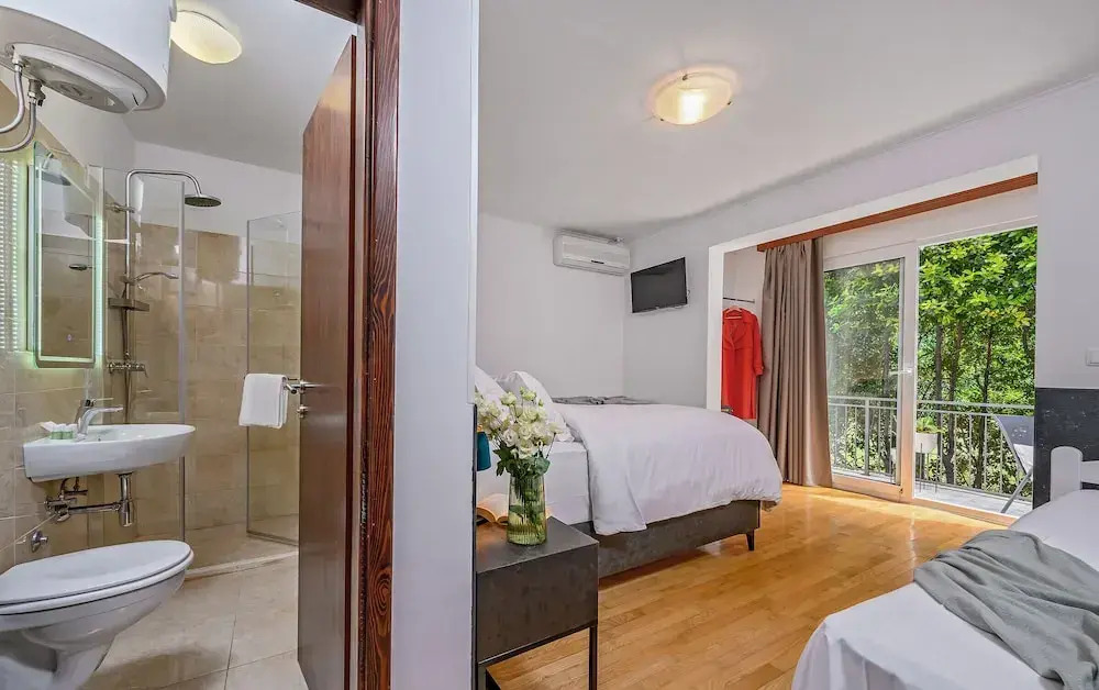 Yellow house with private parking by Adex travel