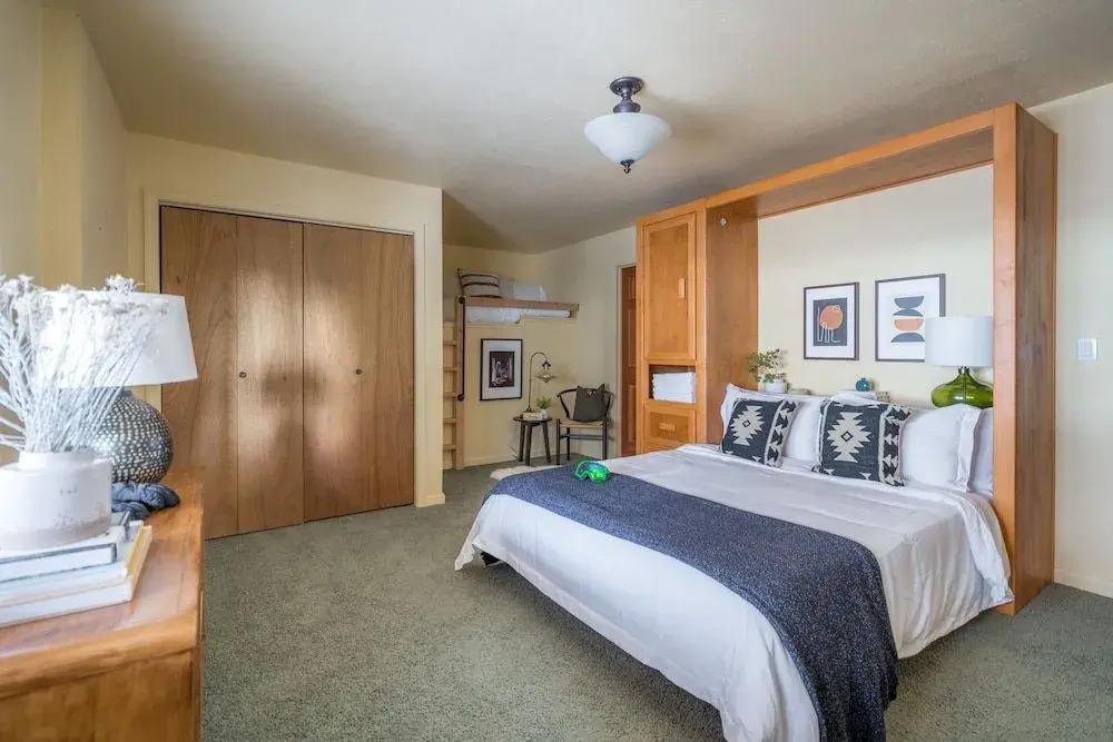 Juniper by Avantstay Incredible Mountainside Home w/ Incredible Lake Views!