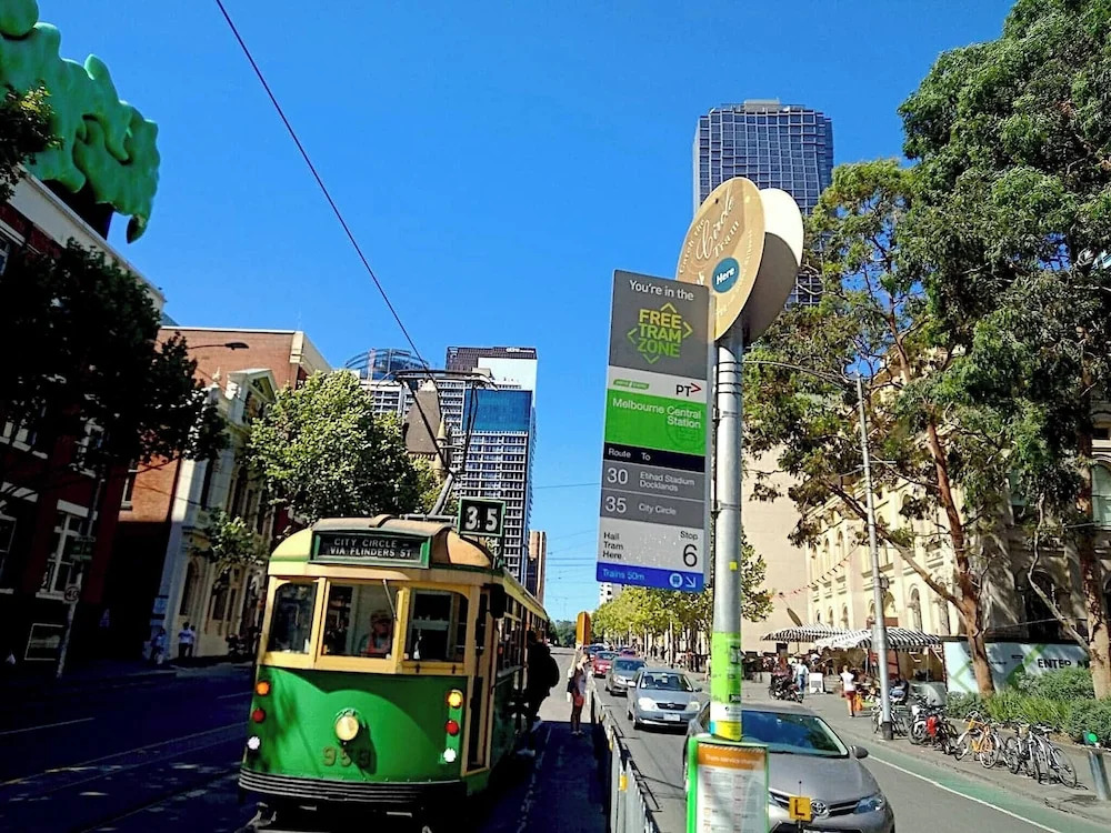 Melbourne City Oasis 2-bedroom Art Deco Apartment With Gym, Carpark, Pool, Wine