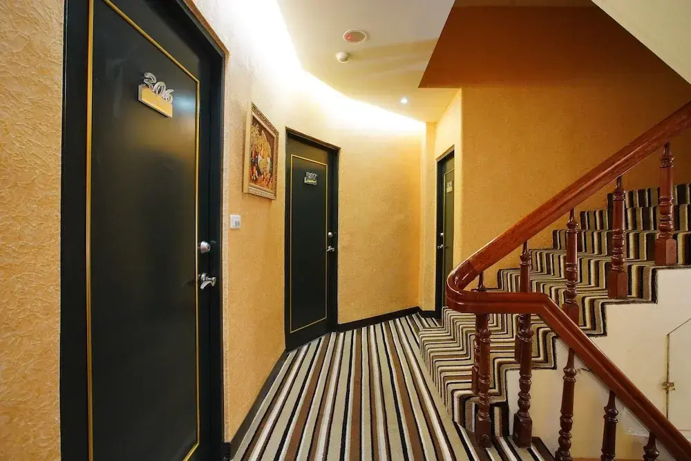Happy Hotel