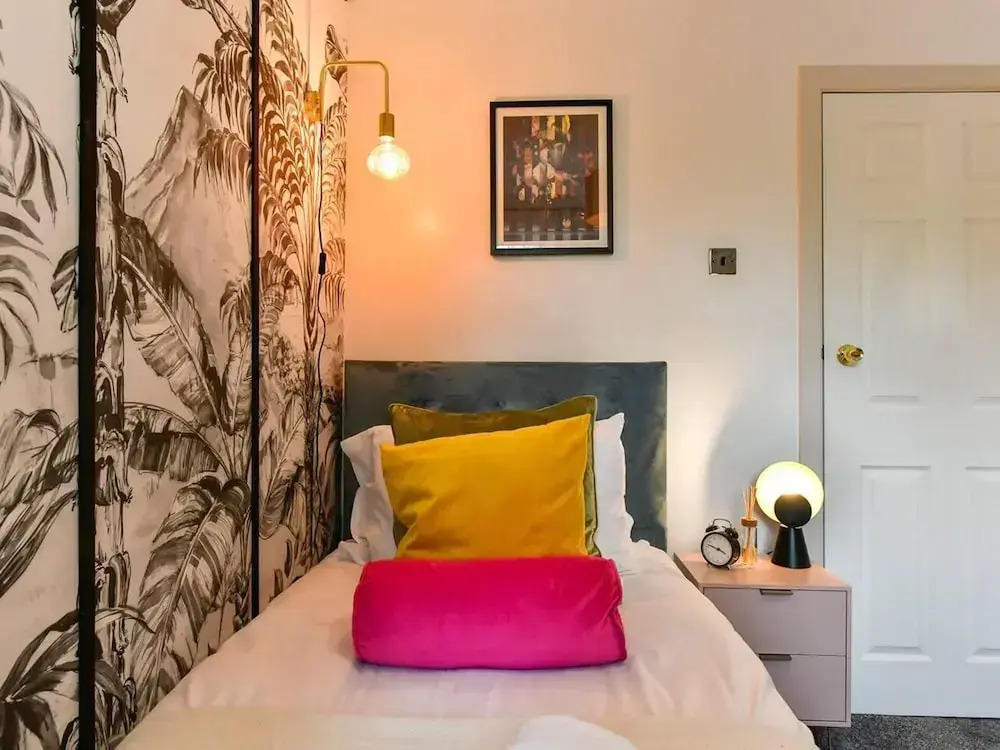 House - Sleeps up to 9 & Free Parking