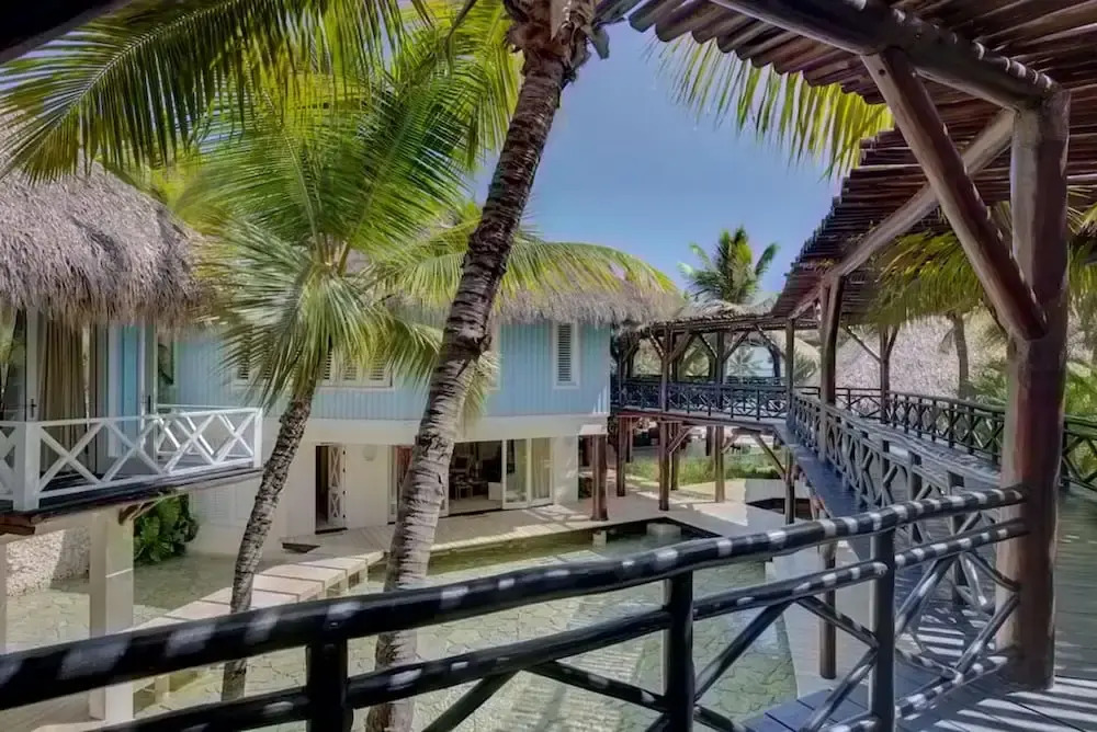 6 BR Beachfront Lush Oasis