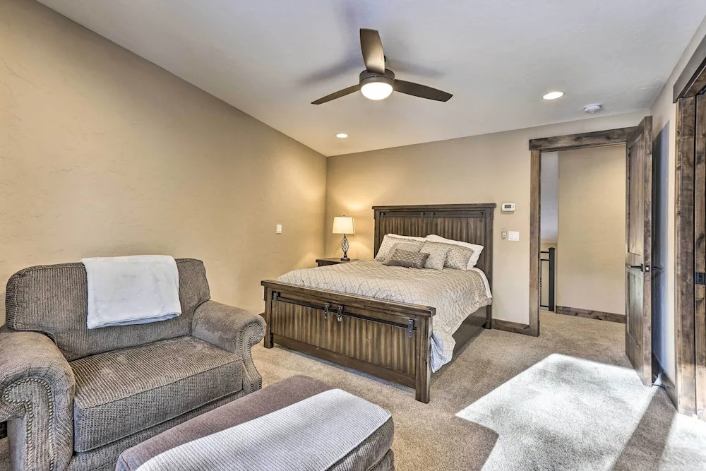 3 Fireplaces & Mtn View: Luxe Home in Breckenridge