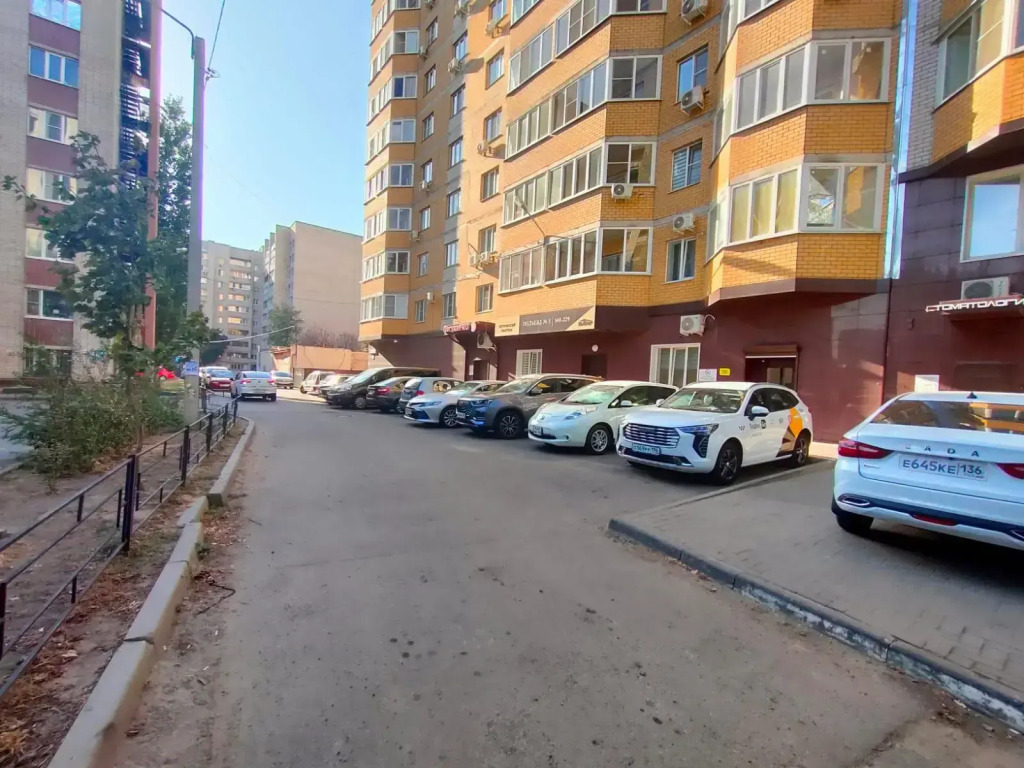 День и ночь на улице Моисеева 9Б