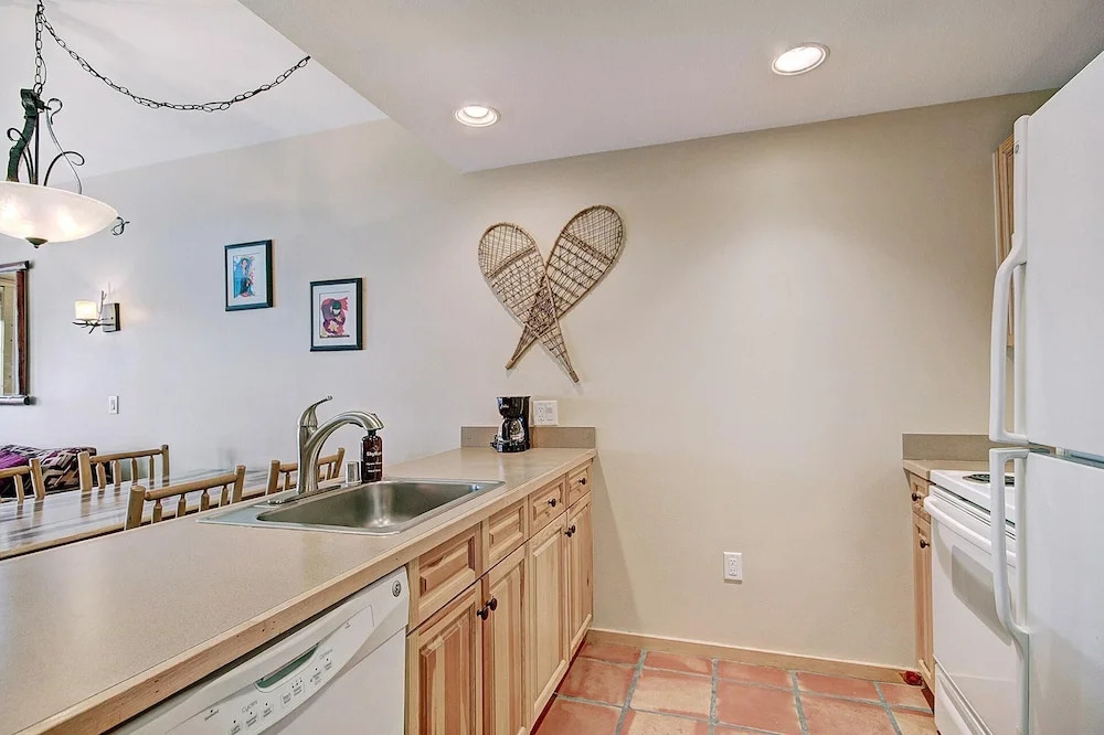 Tx202 Taylors Crossing 1 Bedroom Condo by RedAwning
